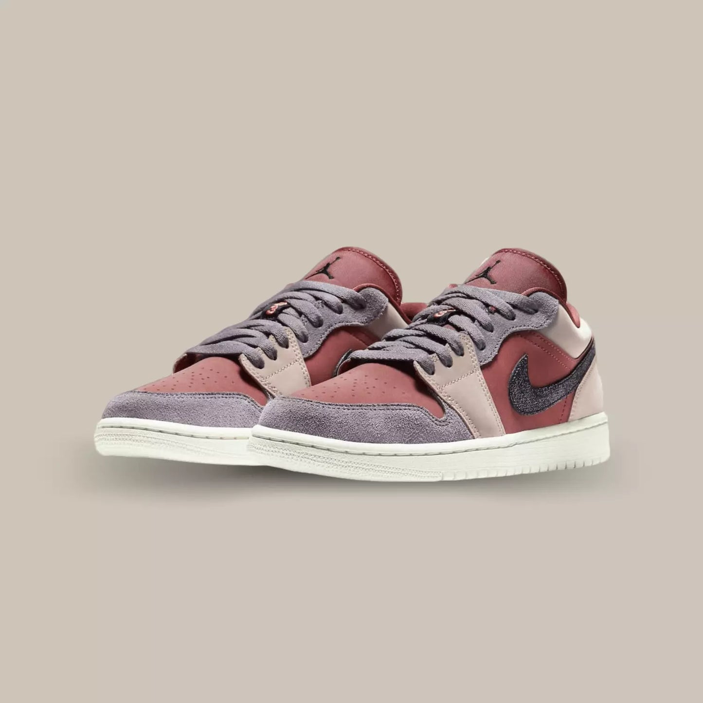 La Jordan 1 Low Canyon Rust est composé d’empiècements en cuir et en suède de plusieurs couleurs, rose pale, rouge et mauve, avec un swoosh noir qui vient contraster le tout.