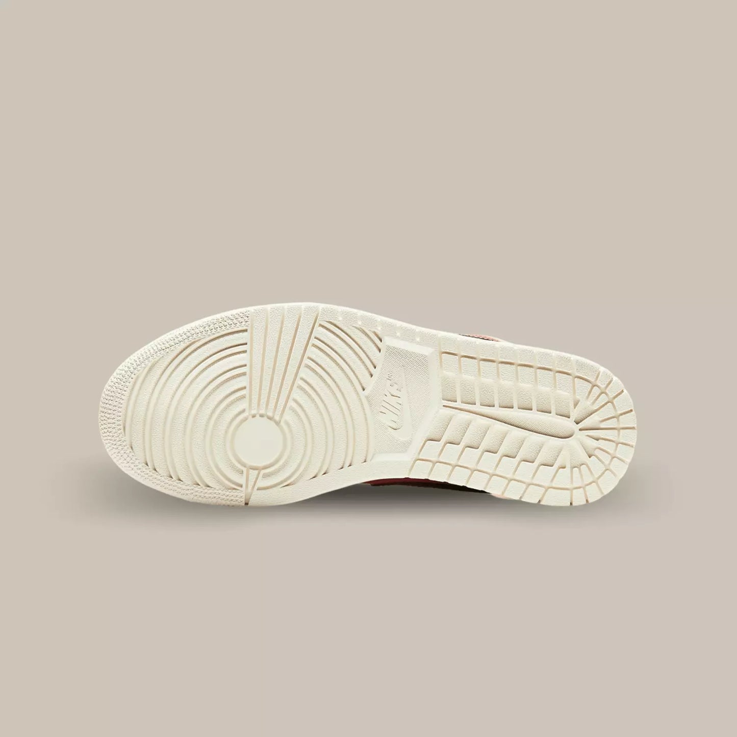 La semelle de la  Jordan 1 Low Canyon Rust de couleur blanc crème.