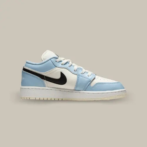 La Air Jordan 1 Low Ice Blue Black de côté avec son coloris bleu et blanc qui contraste avec le swoosh noir.