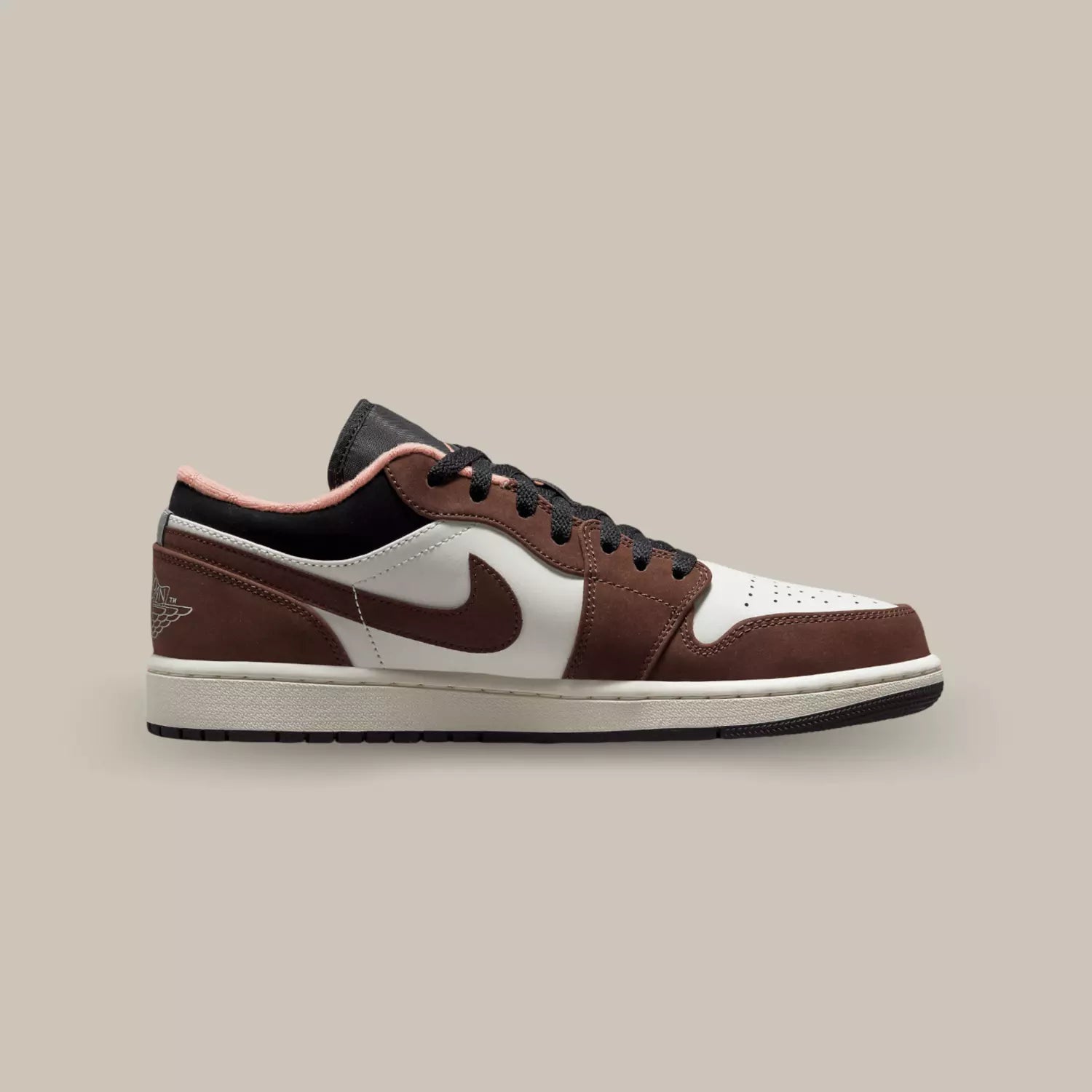 La Air Jordan 1 Low Mocha de coté avec sa base en cuir blanc cassé et ses superpositions en cuit synthétique marron.