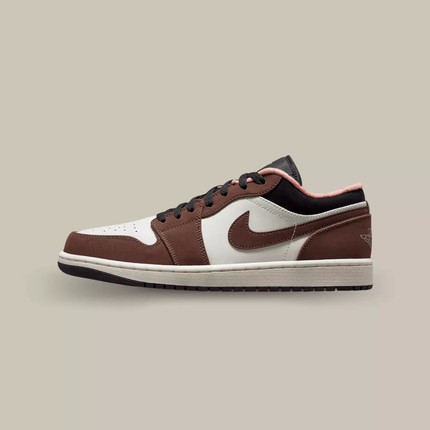 La Air Jordan 1 Low Mocha de coté avec sa base en cuir blanc cassé et ses superpositions en cuit synthétique marron.