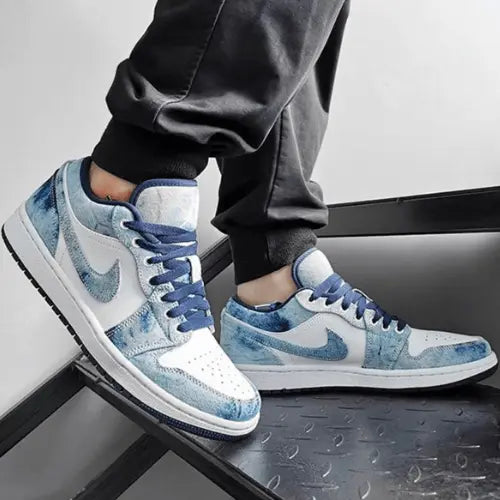 La Air Jordan 1 Low Washed Denim portée avec un jogging noir.