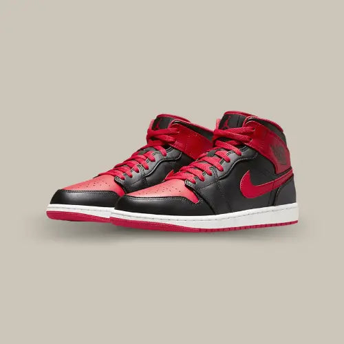 La Air Jordan 1 Mid Alternate Bred (2022) possède une base en cuir noir avec des empiècements en cuir rouge au niveau de la toebox, le swoosh ou encore les rabats. On retrouve le logo Wings sur la cheville de couleur noir tandis que la midsole blanche vient contraster le modèle.