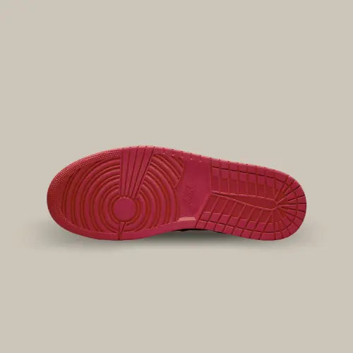 La semelle de la Air Jordan 1 Mid Alternate Bred (2022) de couleur rouge.