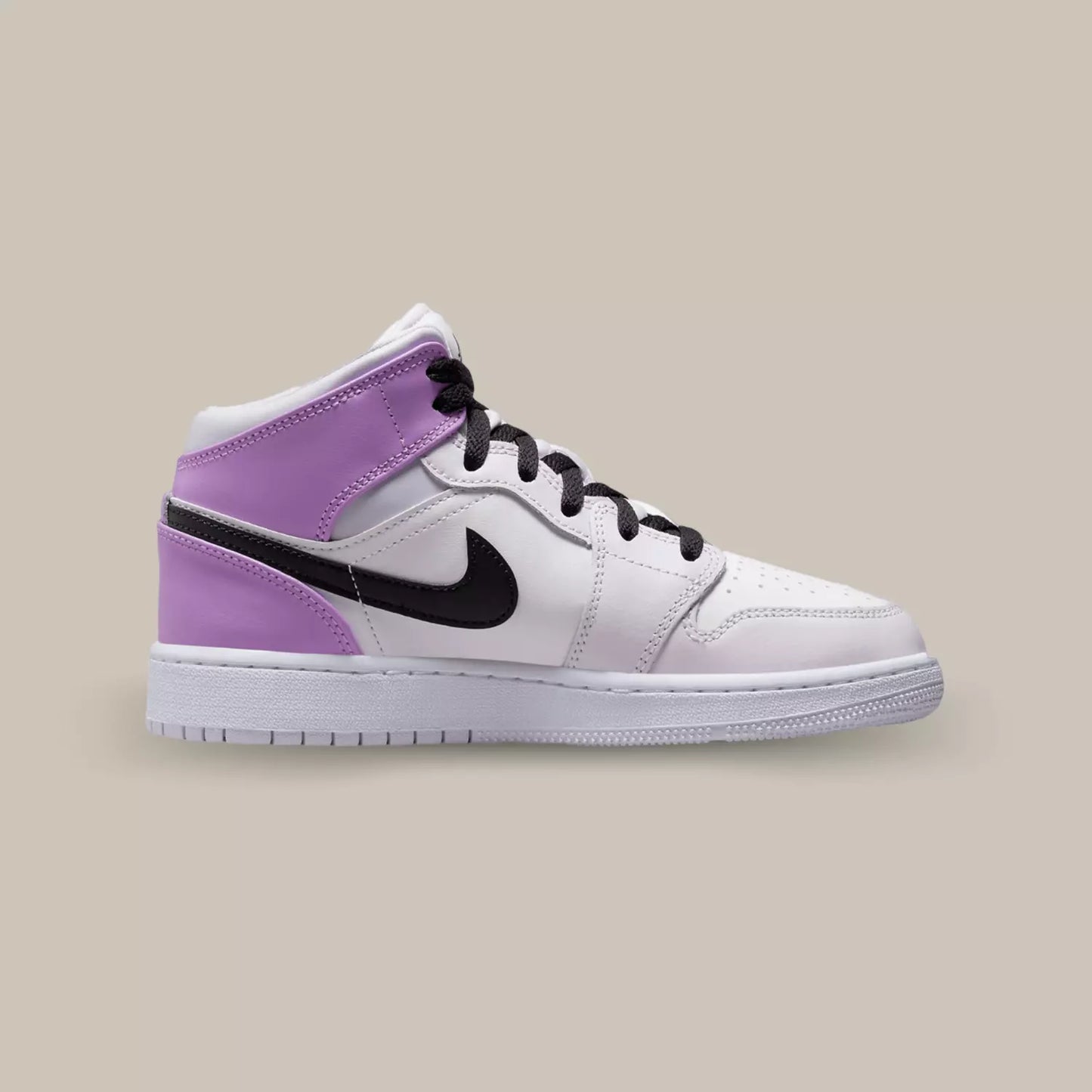 La Air Jordan 1 Mid "Barely Grape" de coté avec sa base blanc rosé et le talon de couleur violet