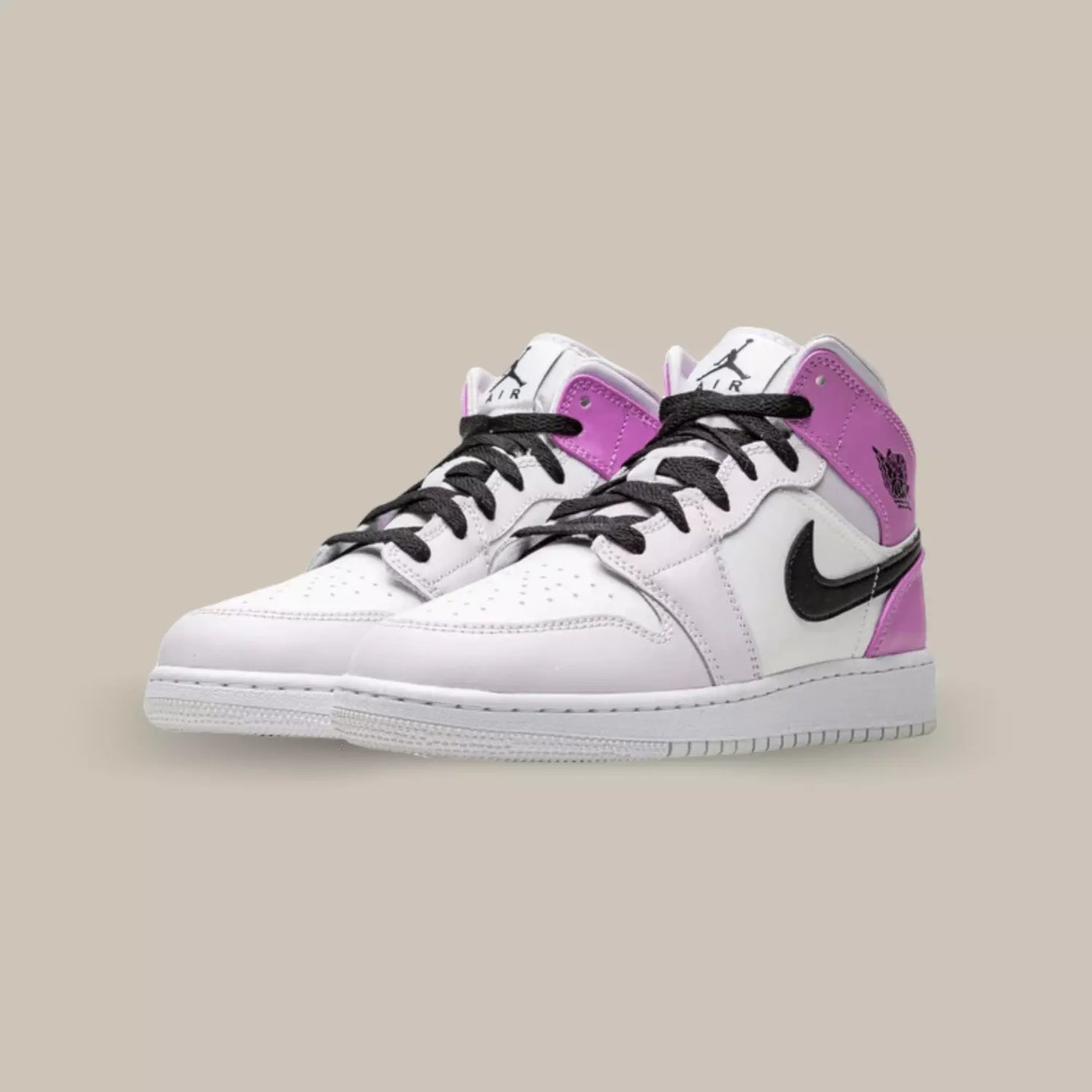La Air Jordan 1 Mid "Barely Grape" présente une combinaison de couleurs qui respire l'élégance. Les tons de violet pastel, de blanc et de noir se marient harmonieusement pour créer un look raffiné qui se démarque dans la rue.