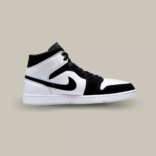 La Air Jordan 1 Mid Diamond Shorts de coté avec sa base en cuir blanc et ses empiècements en daim noir.