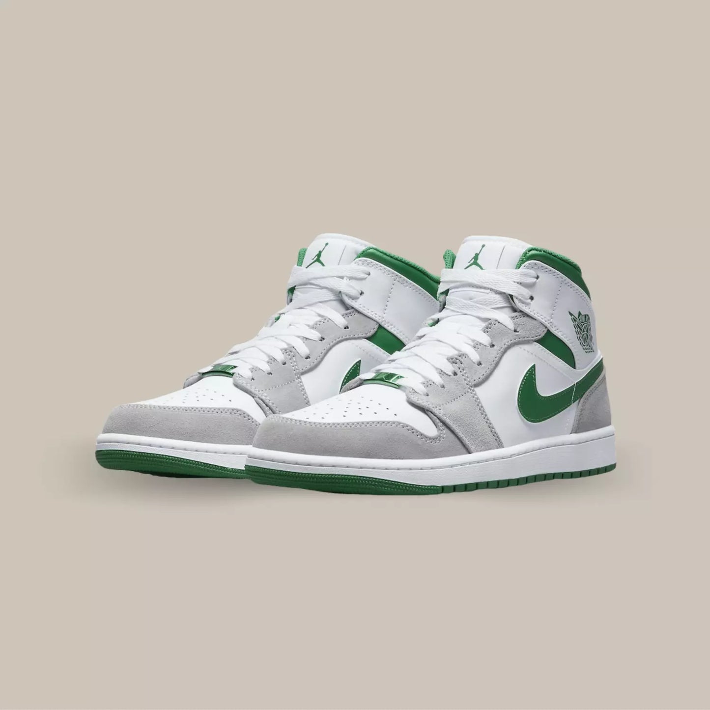 La Jordan 1 Mid Grey Green incarne l'essence de l'emblématique ligne Jordan, offrant une fusion raffinée de style et de performance. Cette version de la Air Jordan 1 Mid présente un équilibre subtil entre le gris élégant et le vert vif, créant une sneaker polyvalente et tendance.