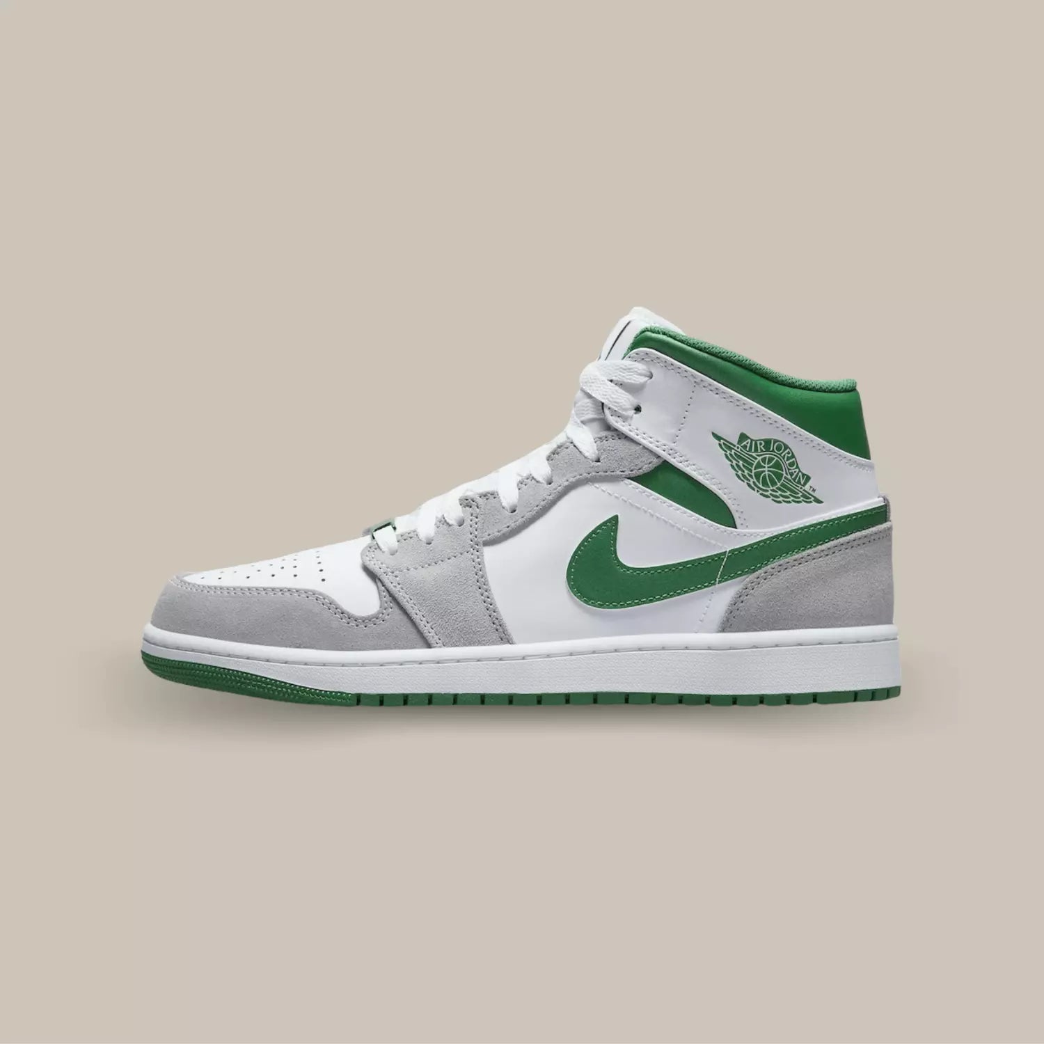 La Air Jordan 1 Mid Grey Green vu de coté avec son coloris gris et vert
