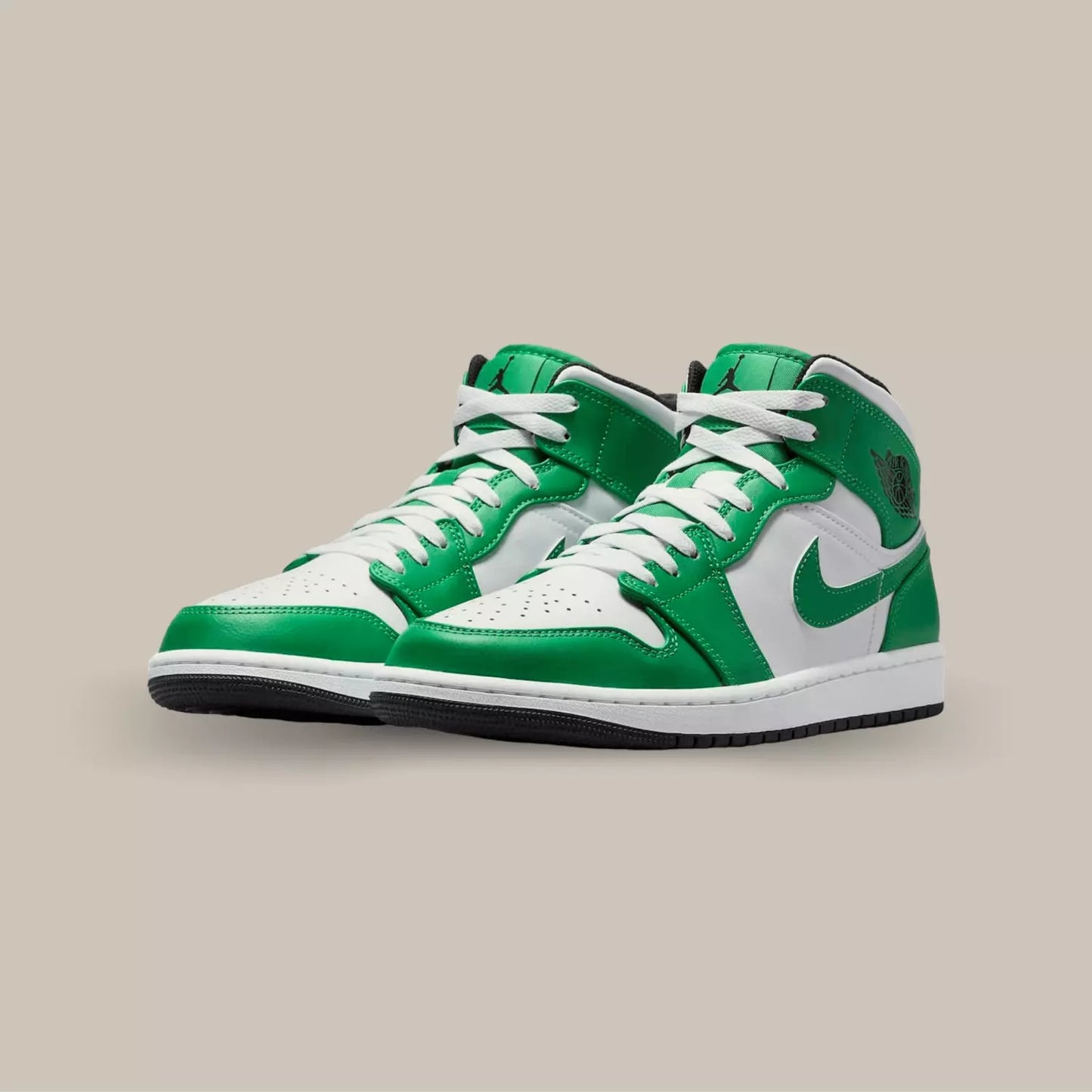 La Air Jordan 1 Mid Lucky Green revient avec une base en cuir blance et de superpositions en cuir vert. Une paire parfaite pour tout les fans des Boston Celtics.