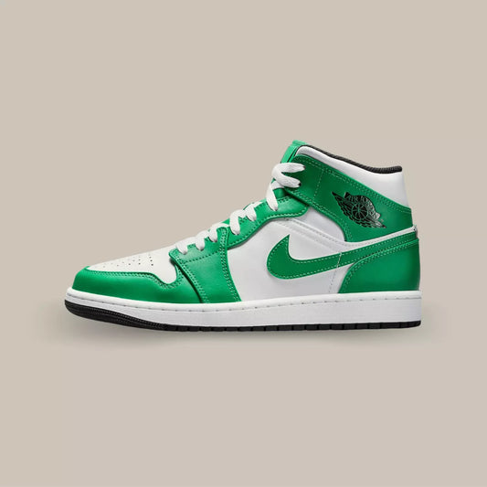 Jordan 1 Mid Lucky Green vue de coté avec sa couleur verte et blanche