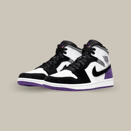 La Air Jordan 1 Mid SE Purple possède une base en cuir blanc, un mudguard en daim noir accordé au swoosh et le talon en daim violet. On retrouve le branding "Jordan Wings" en violet sur le côté et une outsole de même couleur.&nbsp;