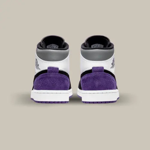 L'arrière de la Air Jordan 1 Mid SE Purple avec son cuir blanc et son daim violet.