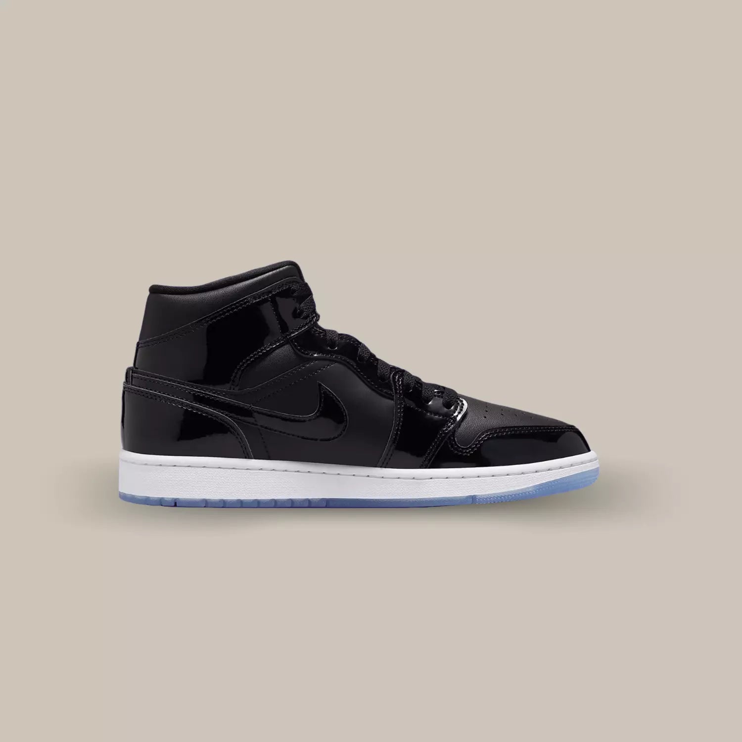 La Jordan 1 mid space jam de coté avec sa base noir complété d'éléments vernis.