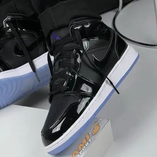La Air Jordan 1 Mid Space Jam portée avec un jogging noir.