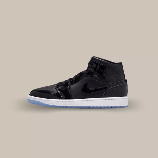 La Jordan 1 mid space jam de coté avec sa base noir complété d'éléments vernis.