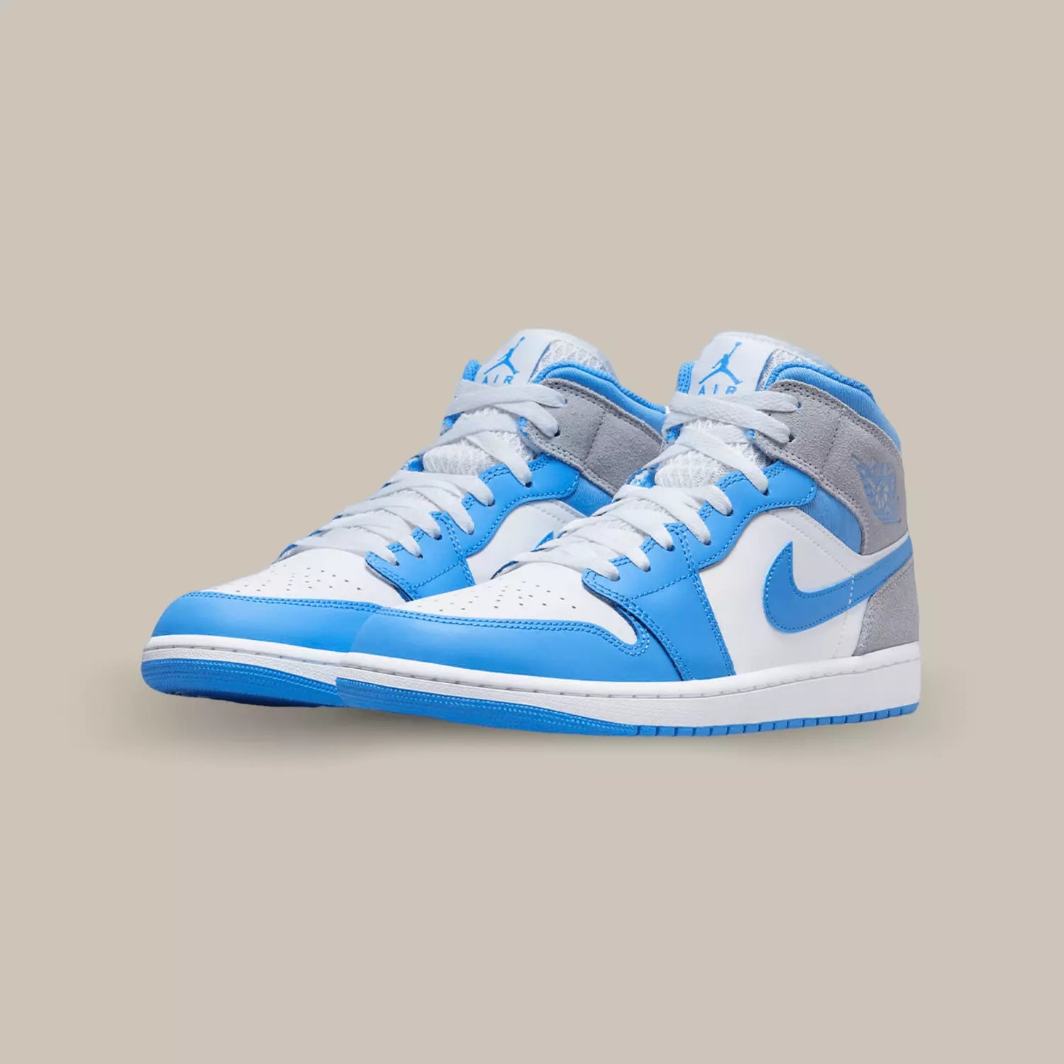 Voici une version Mid pour cette Air Jordan 1 Mid University Blue Grey de retour avec son fameux coloris UNC et une touche de suède gris qu’on retrouve à l’arrière de la sneakers.