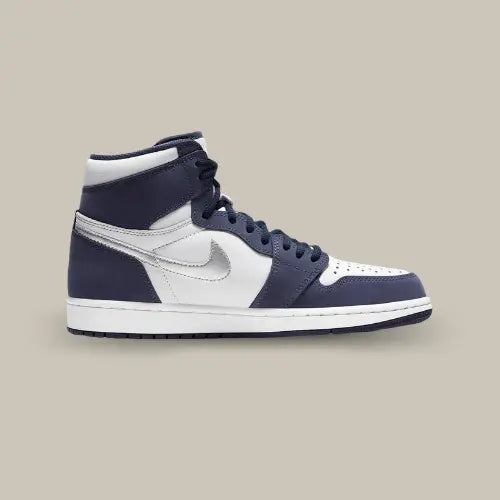 La Air Jordan 1 Retro High Midnight Navy (2020) vue de coté avec son cuir blanc, ses emiècements en suède bleu navy et son swoosh métallisé accordé aux wings.