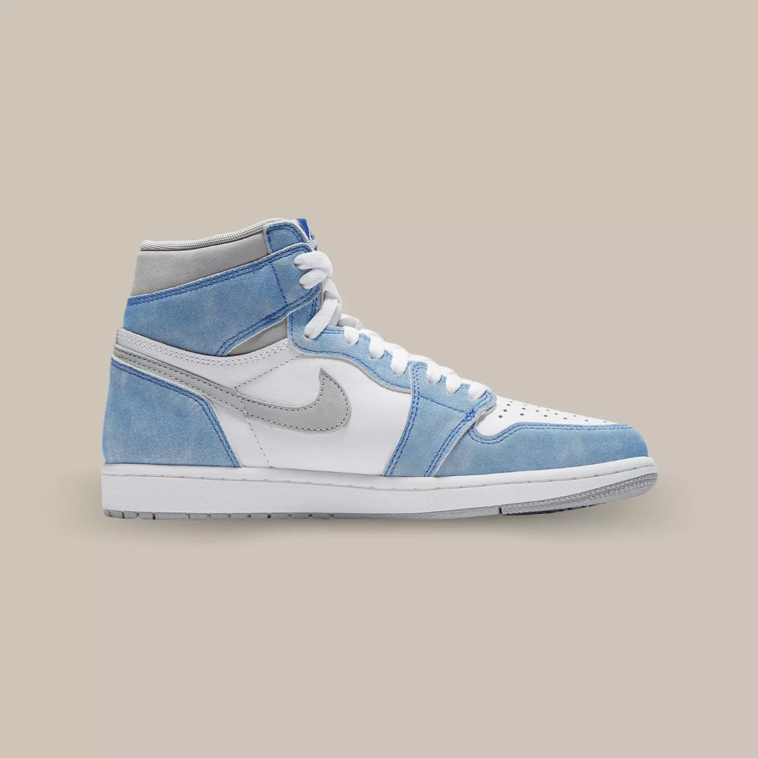 La Air Jordan 1 Retro High OG Hyper Royal de coté avec sa base en cuir blanc surmontée d’empiècements en suède bleu.
