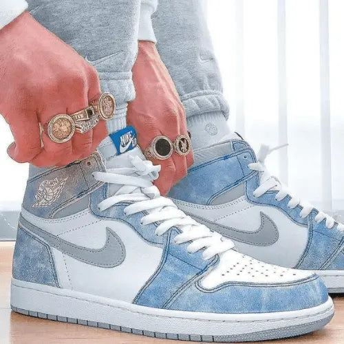 La Air Jordan 1 Retro High OG Hyper Royal portée avec un jogging gris.