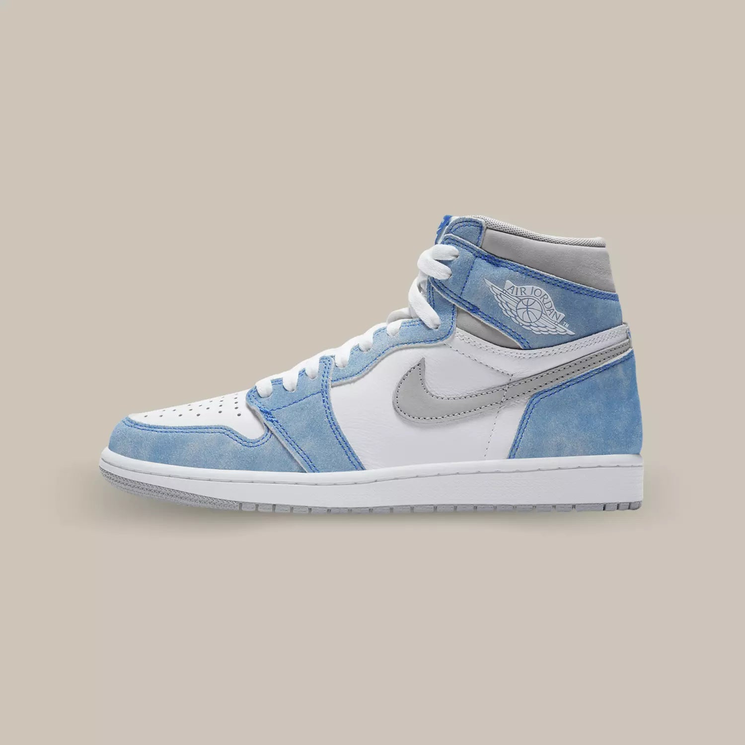 La Air Jordan 1 Retro High OG Hyper Royal de coté avec sa base en cuir blanc surmontée d’empiècements en suède bleu.