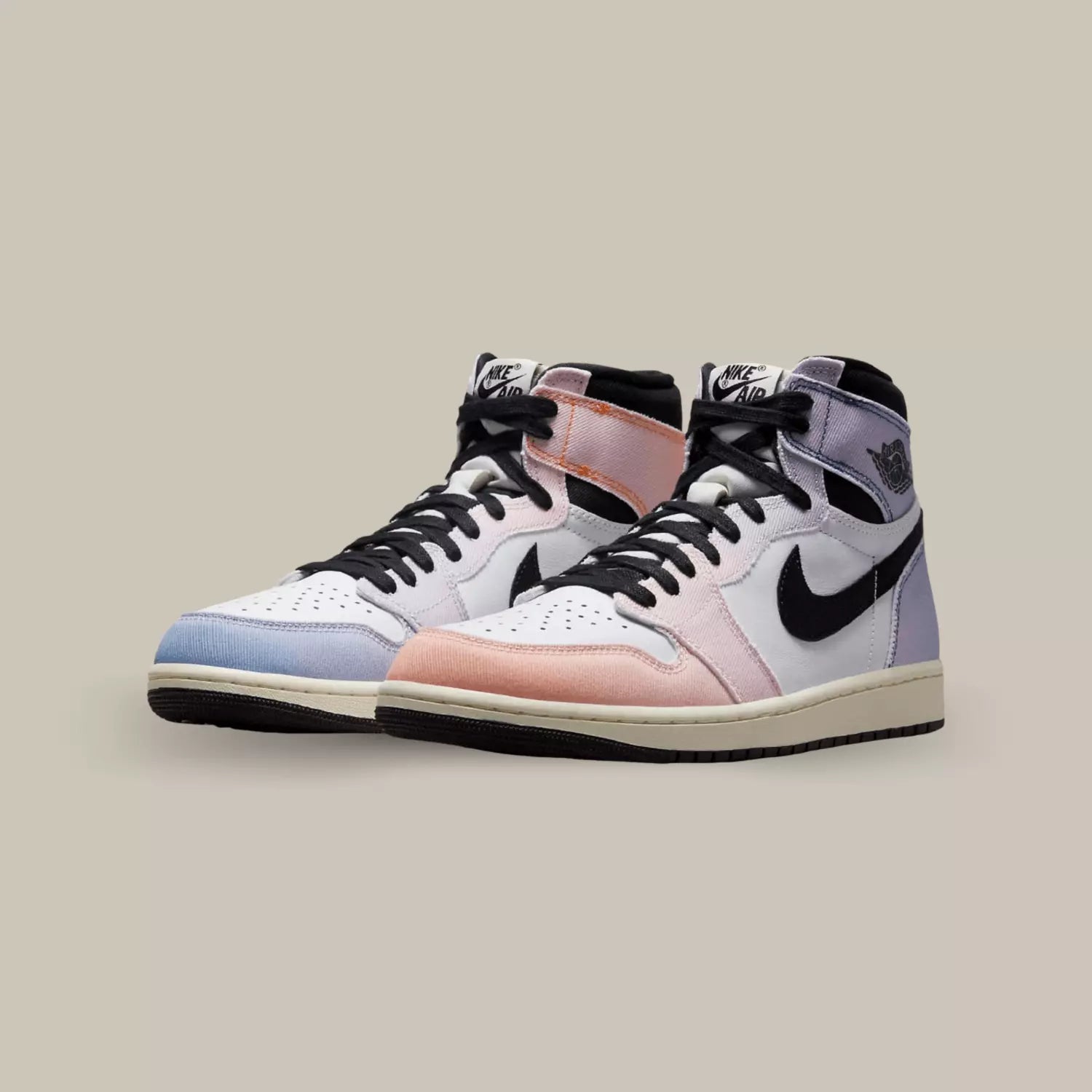 La Air Jordan 1 Retro High OG Skyline arbore une tige en cuir blanc qui laisse apparaître des superpositions en toile, dans un dégradé de couleur allant du violet à l’orange.