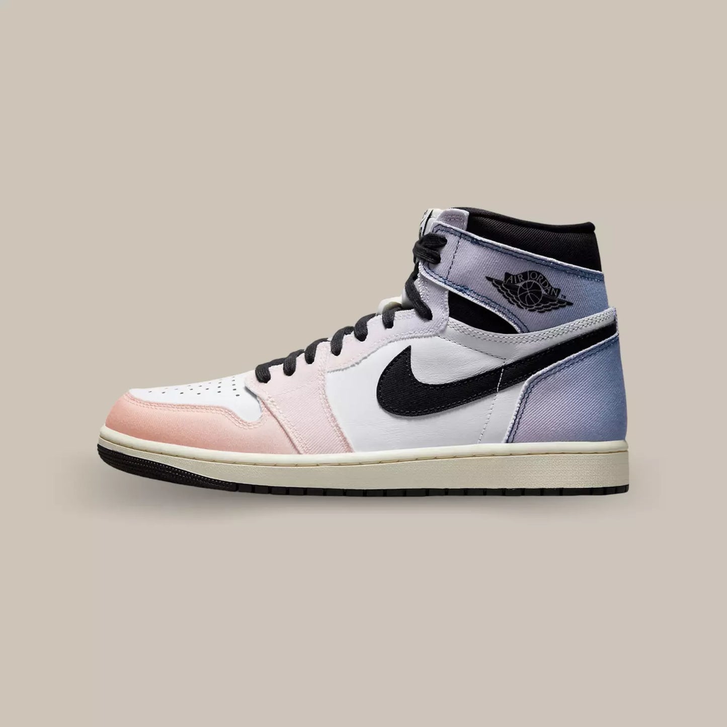 La Air Jordan 1 Retro High OG Skyline de coté avec sa base en cuir blanc et ses superpositions en toile dans un dégradé de couleur allant du violet à l’orange.