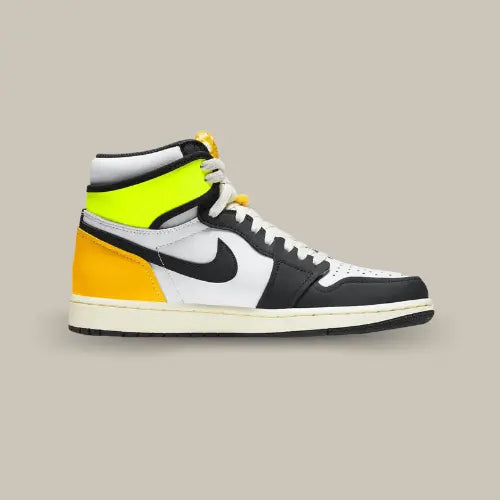La Air Jordan 1 Retro High OG Volt University Gold vue de côté avec sa base en cuir blanc et ses empiècement de couleur noir, orange et jaune moutarde.