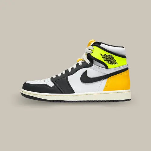 La Air Jordan 1 Retro High OG Volt University Gold vue de côté avec sa base en cuir blanc et ses empiècement de couleur noir, orange et jaune moutarde.