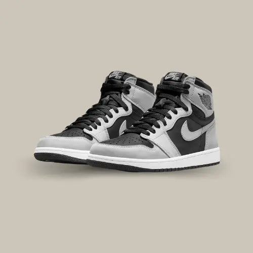 Air Jordan 1 Retro High Shadow – chaussures Jordan au look intemporel noir et gris, disponibles sur Offsneakz.
