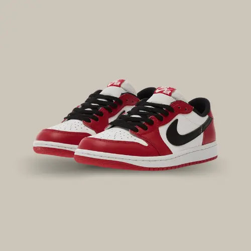 Air Jordan 1 Retro Low OG Chicago en vue avant, paire emblématique en vente sur Offsneakz.