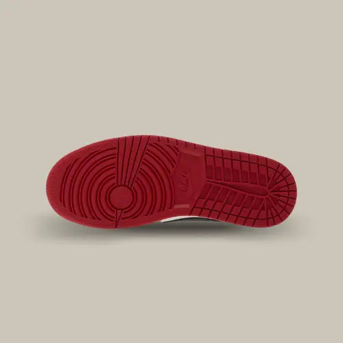 Semelle rouge de la Air Jordan 1 Retro Low OG Chicago avec motif circulaire, modèle disponible sur Offsneakz.