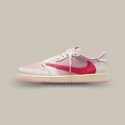 Air Jordan 1 Retro Low OG SP Travis Scott Sail Tropical Pink avec Swoosh inversé rose signature - Offsneakz.