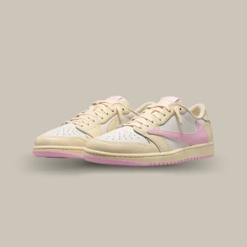 Air Jordan 1 Retro Low OG SP Travis Scott Shy Pink vue avant avec Swoosh inversé rose signature  Offsneakz.