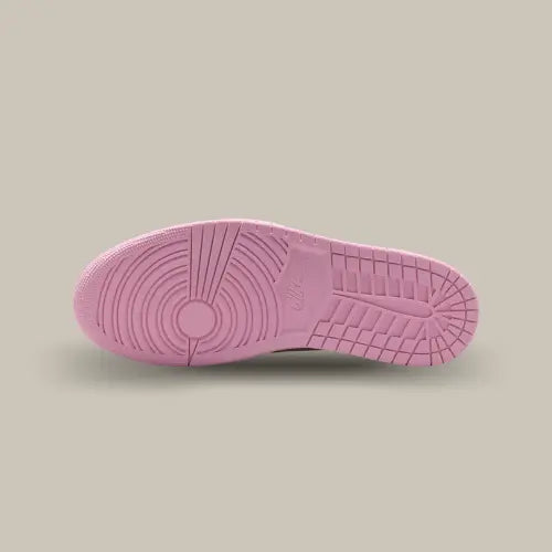 Semelle rose Air Jordan 1 Retro Low OG SP Travis Scott Shy Pink avec traction classique Jordan - Offsneakz.