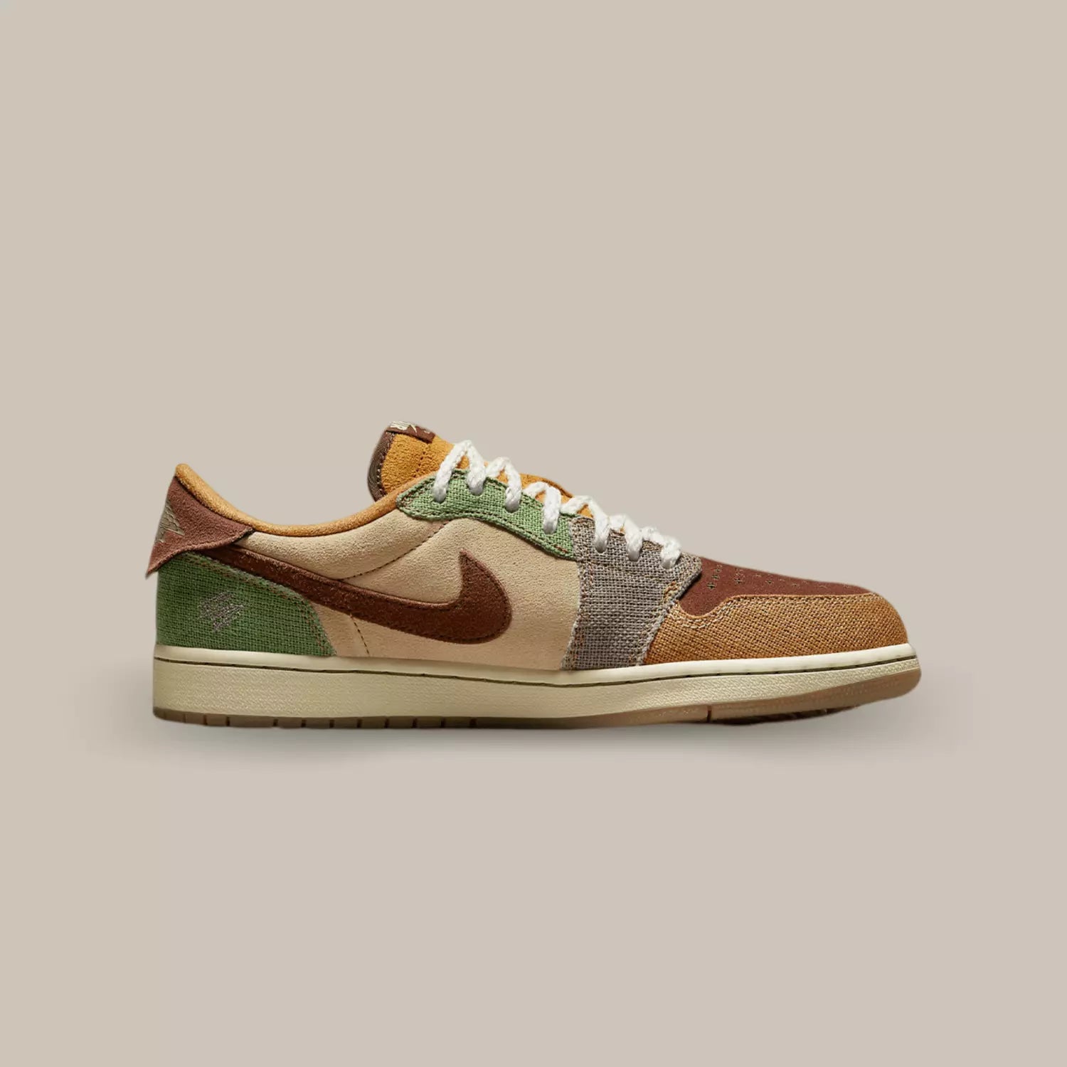 La Jordan 1 Retro Low OG Zion Williamson Voodoo de coté avec mélange de matière : du tissu dans des teintes marron,biege, vert, lilas et orange. On retrouve une tète de mort sur le talon.