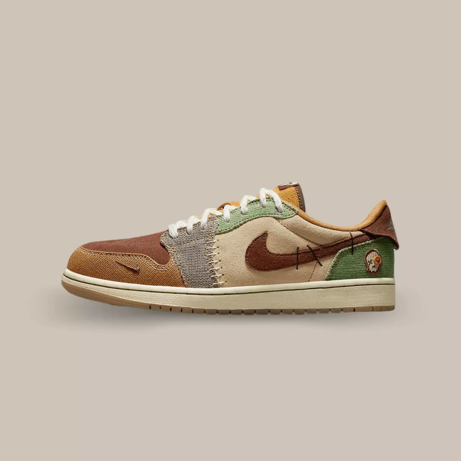 La Jordan 1 Retro Low OG Zion Williamson Voodoo de coté avec mélange de matière : du tissu dans des teintes marron,biege, vert, lilas et orange. On retrouve une tète de mort sur le talon.