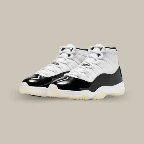 La Air Jordan 11 Retro Gratitude possède une base en cuir blanc avec le mythique empiècement en cuir noir verni qui fait le tour de la chaussure. Une midsole blanche est accordé à la tige et aux lacet alors que l'outsole blanc crème vient parfaire la paire. On retrouve les brandings dorés rendant hommage au succés de M.J lors des finales NBA de 1996 contre les Jazz d'Utah.