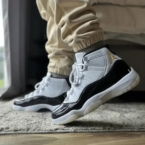 La Air Jordan 11 Retro Gratitude portée avec un jogging beige.