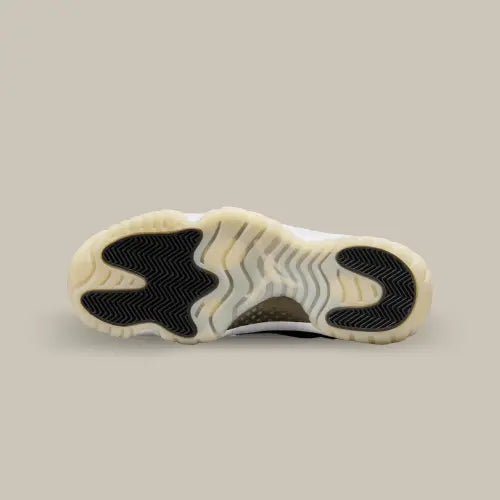 La semelle de la Air Jordan 11 Retro Gratitude de couleur blanc crème et noir.