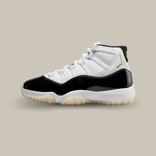 La Air Jordan 11 Retro Gratitude vue de côté avec sa base en cuir blanc et son cuir verni noir qui prend tout le long de l'empeigne.