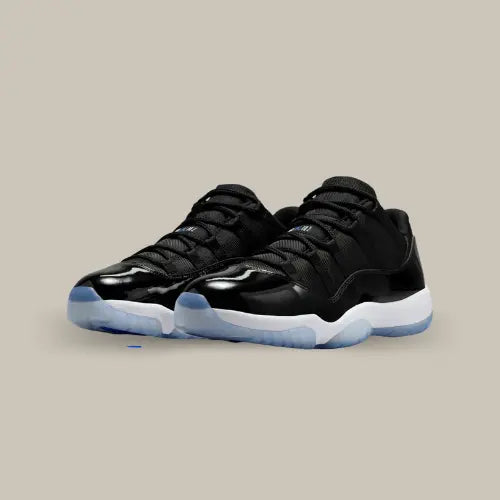 La Air Jordan 11 Retro Low Space Jam possède une base en mesh noir avec un mudguard en cuir verni noir faisant le tour de l'empeigne. On retrouve une midsole blanche et une outsole icy bleu clair pour offrir un contraste saisissant.