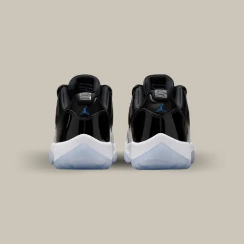 L'arrière de la Air Jordan 11 Retro Low Space Jam avec son mudguard en cuir verni noir.