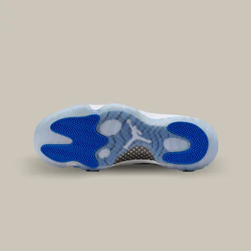La semelle de la Air Jordan 11 Retro Low Space Jam de couleur bleu et blanche.