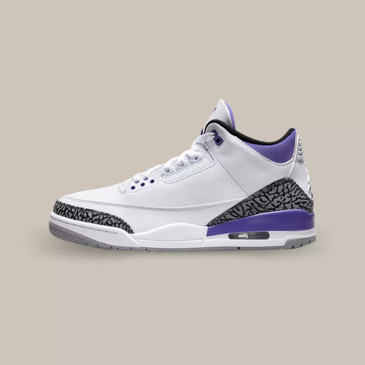 La Jordan 3 Dark Iris de coté avec sa base en cuit grainé blanc et ses motifs Elephant Print sur le mudguard et le talon.