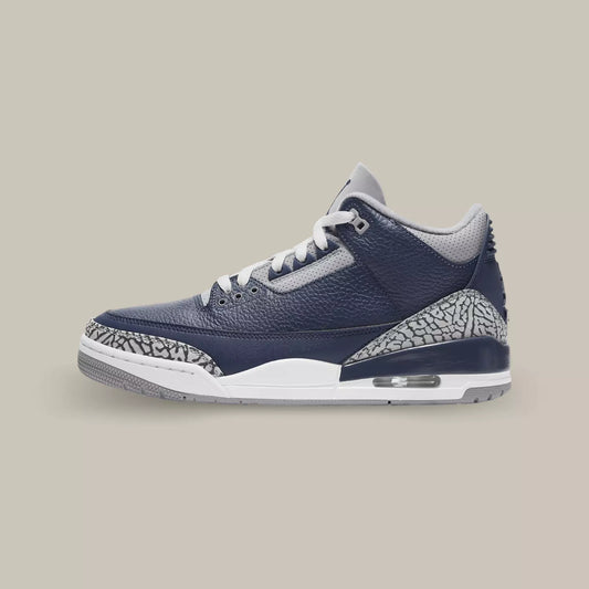 La Jordan 3 Retro Georgetown de coté avec sa base en cuir grainé bleu marine et ses mtis Elephant Print".