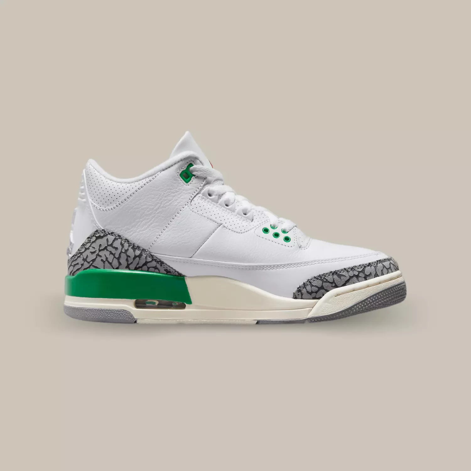La Jordan 3 Retro Lucky Green de coté avec sa base en cuir blanc, ses superpositions en Elephant Print