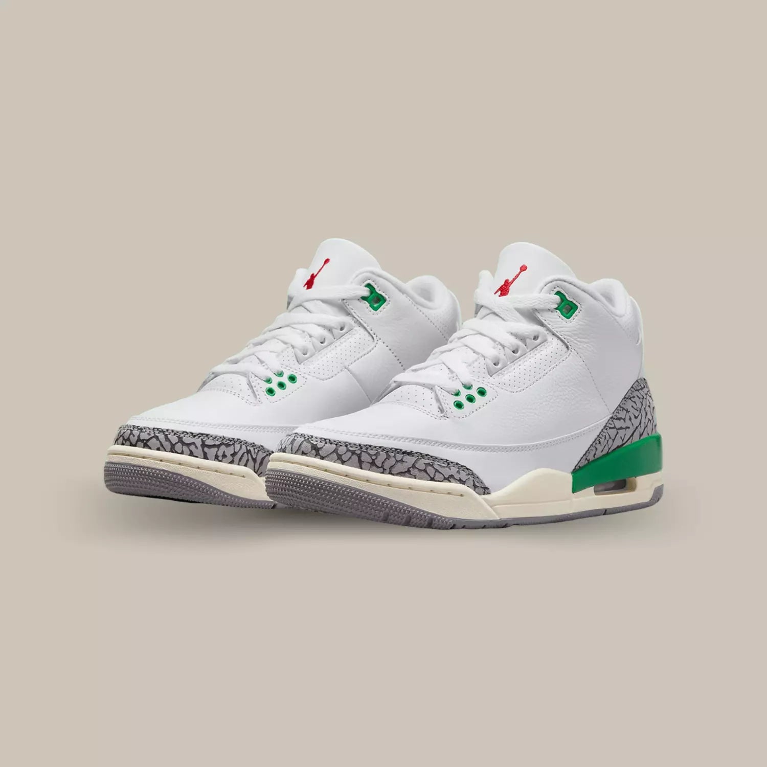 La Jordan 3 Retro Lucky Green propose une base en cuir blanc avec des superpositions du mythique Elephant Print. On retrouve des touches de vert avec des empiècements sur le talon et les œillets.