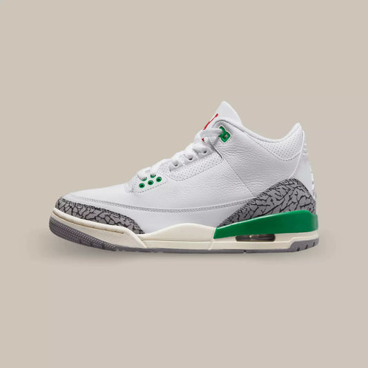 La Jordan 3 Retro Lucky Green de coté avec sa base en cuir blanc, ses superpositions en Elephant Print