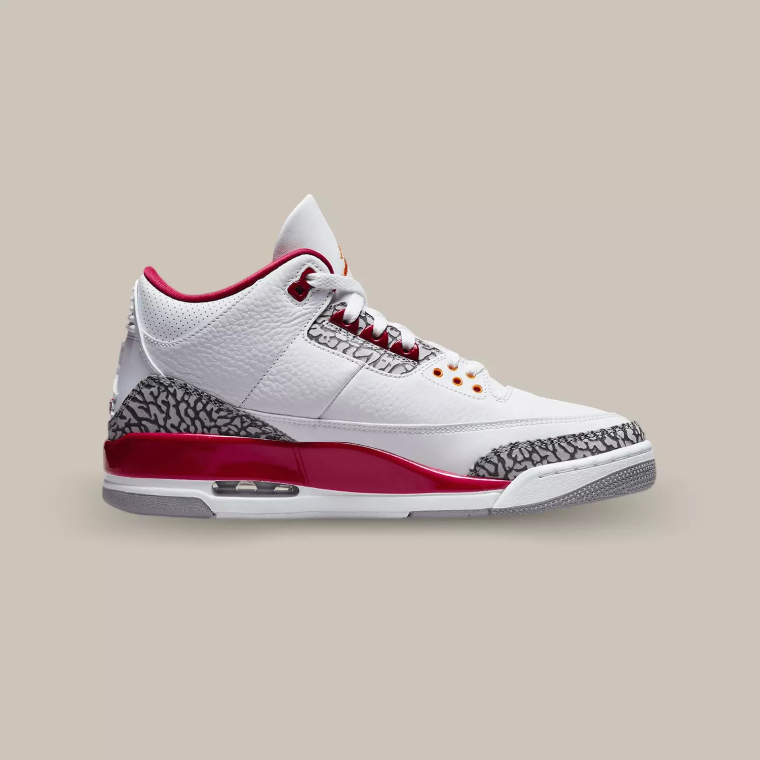 La Jordan 3 Retro Cardinal Red de coté avec sa base en cuir grainé blanc, ses motifs "elephant print" sur le mudguard et le renforcement du talon".